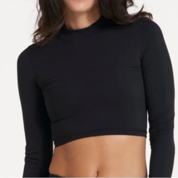 Vuori Women's Black Long Sleeve Crop Top - Picture 1 of 2